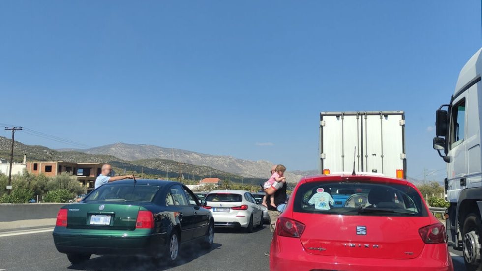 Τροχαίο με δύο τραυματίες στη Βαρυμπόμπη: Δυσκολίες στην Αθηνών-Λαμίας